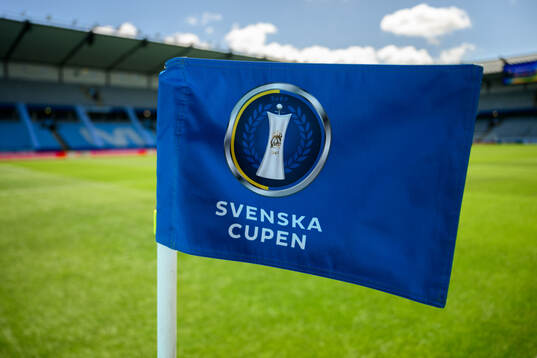 Svenska cupens logotyp på en hörnflagga