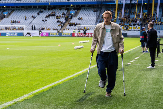Malmö FFs Erik Botheim med kryckor
