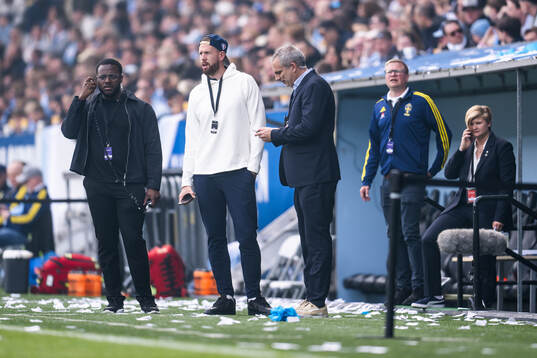Malmö FFs Pontus Jansson i samband med att matchen pausats