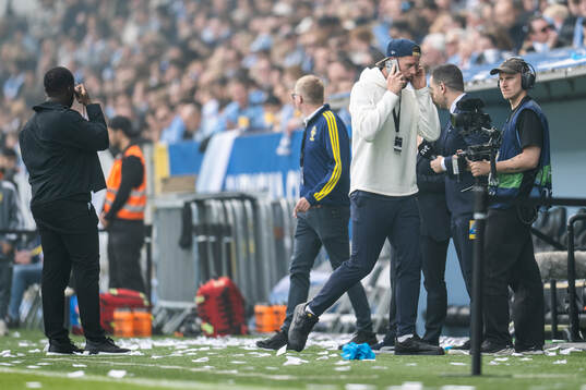 Malmö FFs Pontus Jansson pratar i telefon då matchen