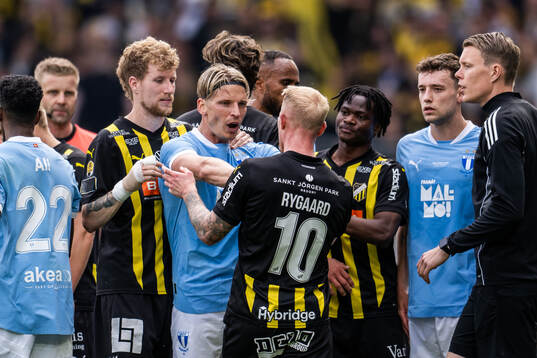 Irriterat mellan Malmö FFs Jens Stryger Larsen och