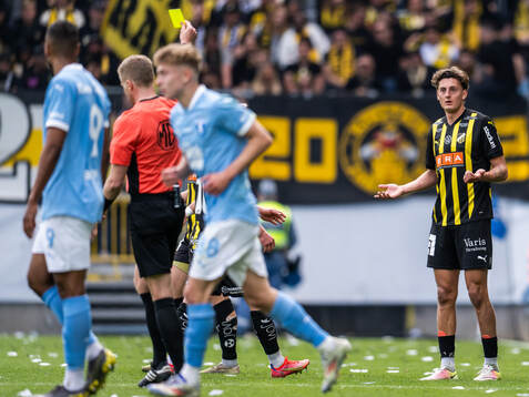 Häckens Silas Andersen varnas av domare Glenn Nyberg