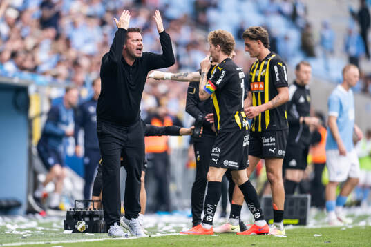 Häckens tränare Jens Gustafsson reagerar framför Simon