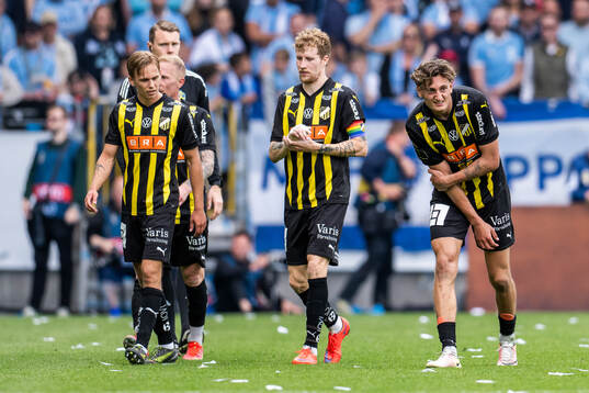 Häckens Pontus Dahbo och Simon Gustafson bredvid Silas
