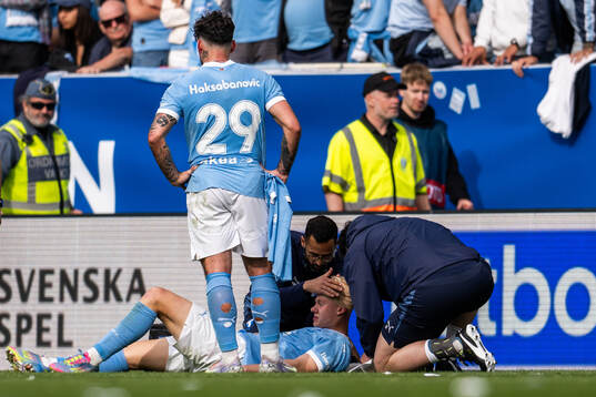 Malmö FFs Otto Rosengren får vård då han blöder från