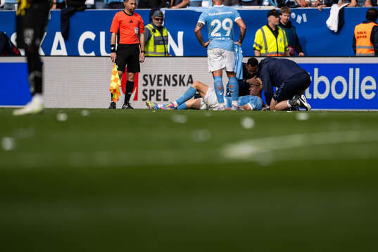 Malmö FFs Otto Rosengren får vård då han blöder från