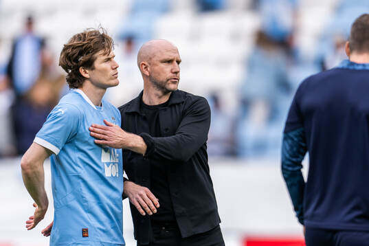 Malmö FFs Oliver Berg och tränare Henrik Rydström  deppar