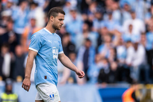 Malmö FFs Gabriel Busanello deppar