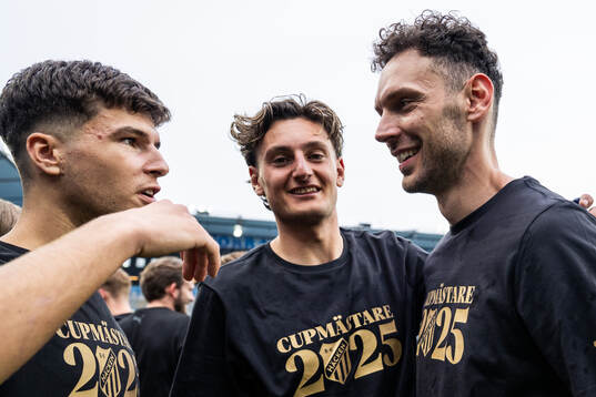 Häckens Silas Andersen och målvakt Etrit Berisha jublar