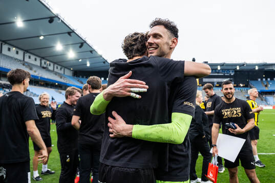 Häckens Silas Andersen och målvakt Etrit Berisha jublar