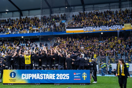 Häckens spelare jublar mot supportrarna