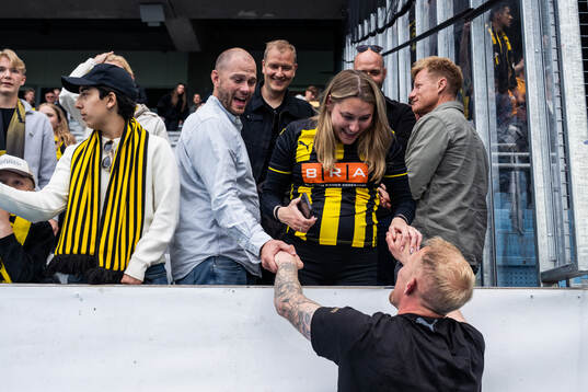 Häckens Mikkel Rygaard Jensen jublar med familjen