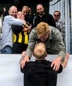 Häckens Mikkel Rygaard Jensen jublar med familj