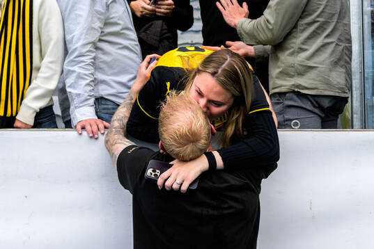 Häckens Mikkel Rygaard Jensen jublar med familj