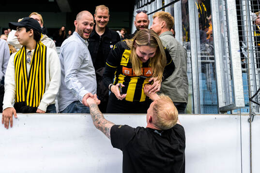 Häckens Mikkel Rygaard Jensen jublar med familj