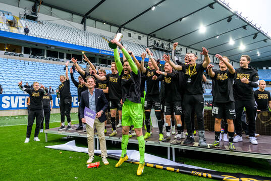 Häckens målvakt Etrit Berisha jublar med lagkamrater och