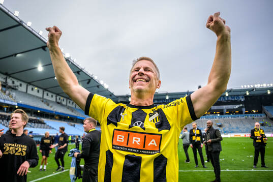 Häckens materialare Kjell-Ove Johansson jublar