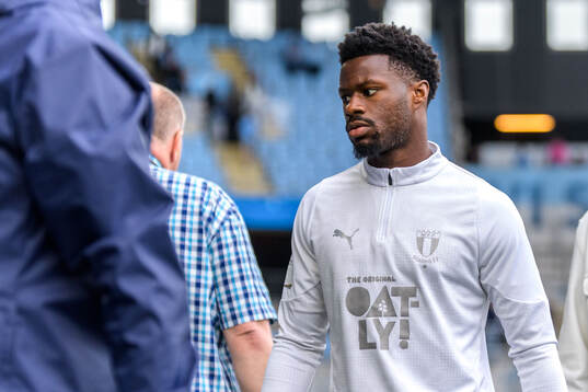 Malmö FFs Emmanuel Ekong deppar