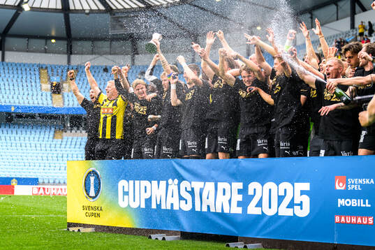 Häckens spelare och ledare jublar