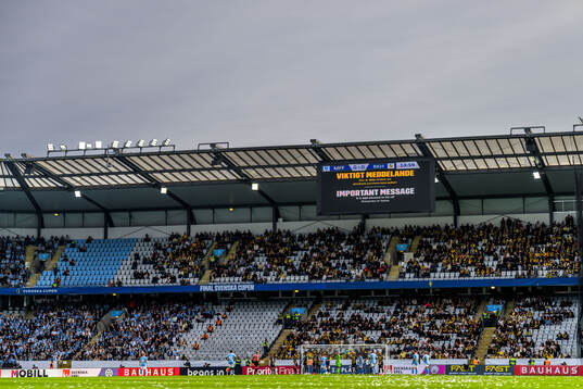 Viktigt meddelande på storbildsskärm på Eleda stadion