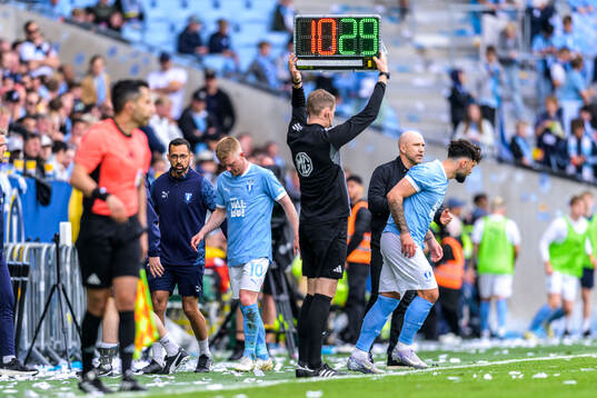 Malmö FFs Anders Christiansen lämnar planen och Sead