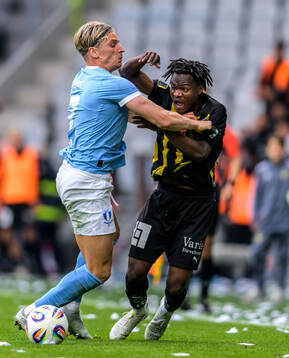 Malmö FFs Jens Stryger Larsen och Häckens Severin Nioule