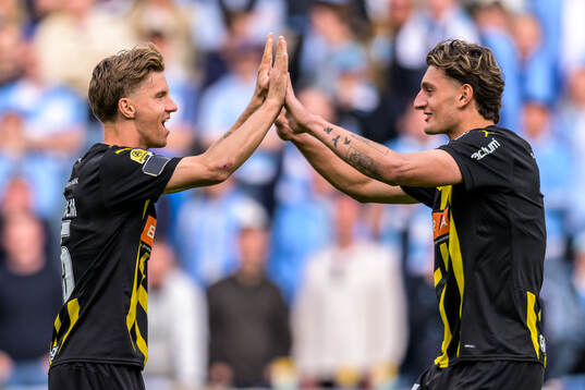 Häckens Samuel Leach Holm och Silas Andersen jublar