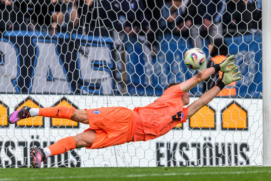 Malmö FFs målvakt Melker Ellborg släpper in