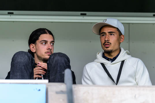 Malmö FFs Gentian Lajqi och Adrian Skogmar  på läktaren