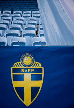 Svenska Fotbollsförbundets logotyp och läktarstolar på