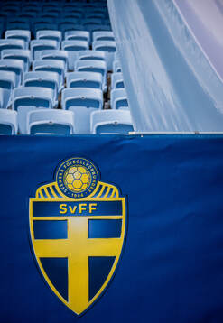 Svenska Fotbollsförbundets logotyp och läktarstolar på