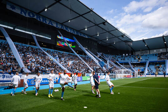 Malmö FFs Isaac Thelin med lagkamrater