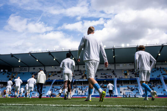 Malmö FFs spelare gör entré för uppvärmningen