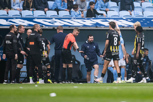 Domare Glenn Nyberg pausar matchen