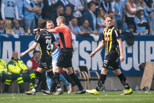 Domare Glenn Nyberg pausar matchen och Malmö FFs Anders