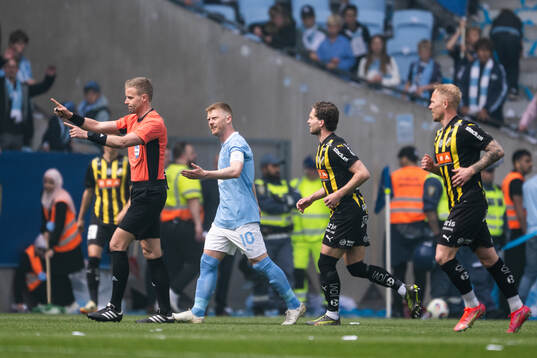 Domare Glenn Nyberg pausar matchen och Malmö FFs Anders