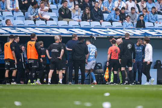 Malmö FFs Gabriel Busanello lämnar plan