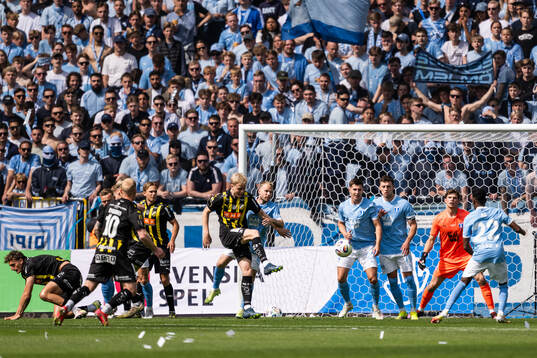 Häckens Isak Brusberg och Malmö FFs Oscar Lewicki