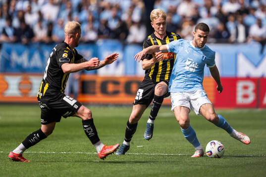 Häckens Isak Brusberg och Malmö FFs Gabriel Busanello