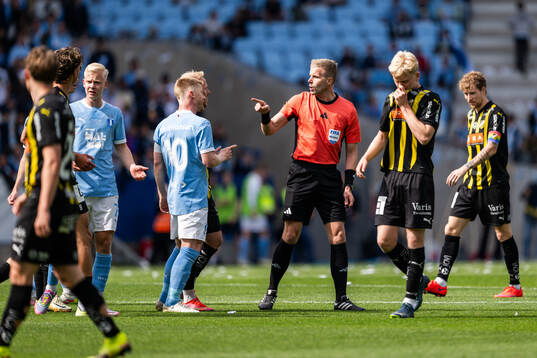 Malmö FFs Anders Christiansen och Domare Glenn Nyberg