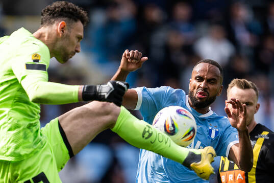 Häckens målvakt Etrit Berisha och Malmö FFs Isaac Thelin