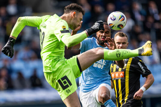 Häckens målvakt Etrit Berisha och Malmö FFs Isaac Thelin