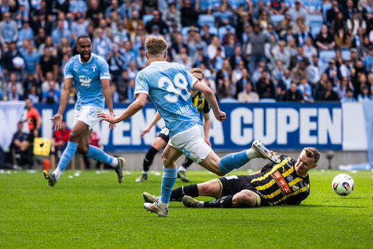Malmö FFs Isaac Thelin och Hugo Bolin med Häckens Marius