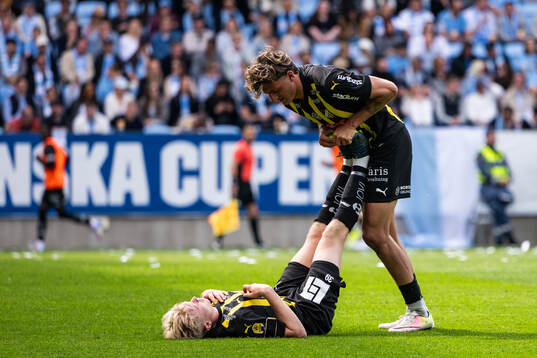 Häckens Isak Brusberg får hjälp att stretcha av Silas