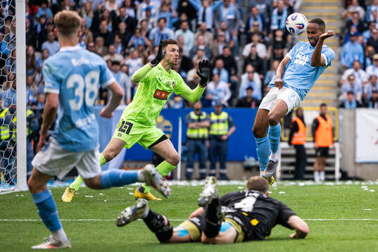 Häckens målvakt Etrit Berisha och Malmö FFs Isaac Thelin