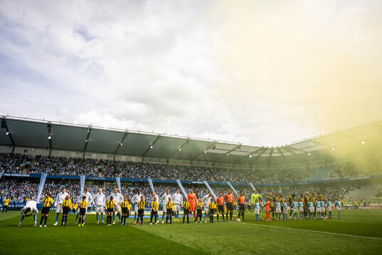 Malmö FFs och Häckens spelare vid line-up
