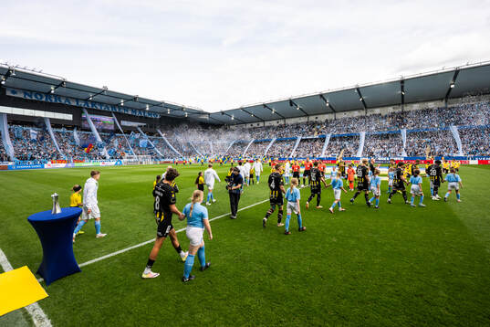 Gustaf VI Adolfs pokal när Malmö FFs och Häckens spelare