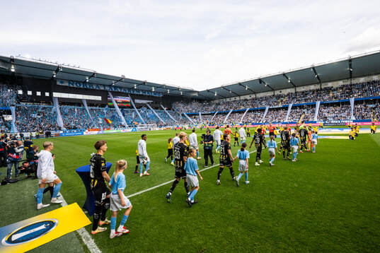 Malmö FFs och Häckens spelare gör entré