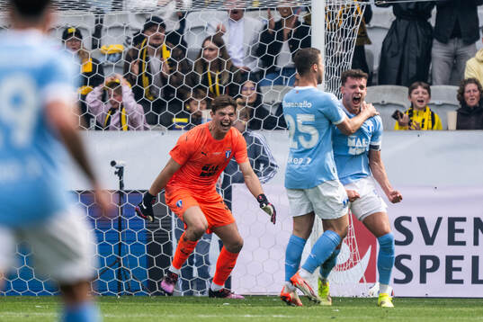 Malmö FFs målvakt Melker Ellborg, Gabriel Busanello och