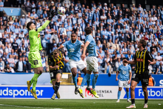 Häckens målvakt Etrit Berisha och Malmö FFs Isaac Thelin